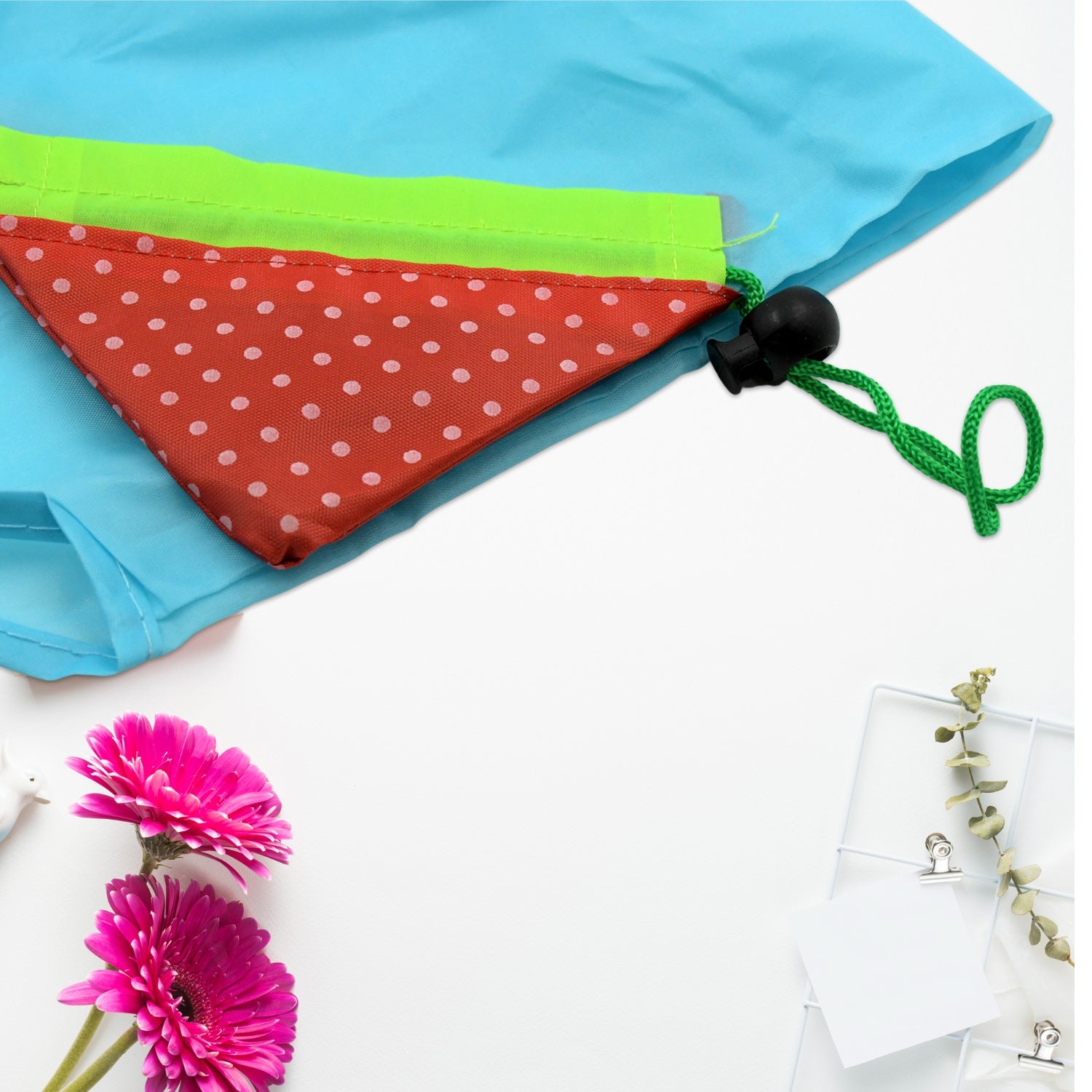 Reusable shopping bags with handles, ideal for groceries. Reusable shopping bags with handles, ideal for groceries.